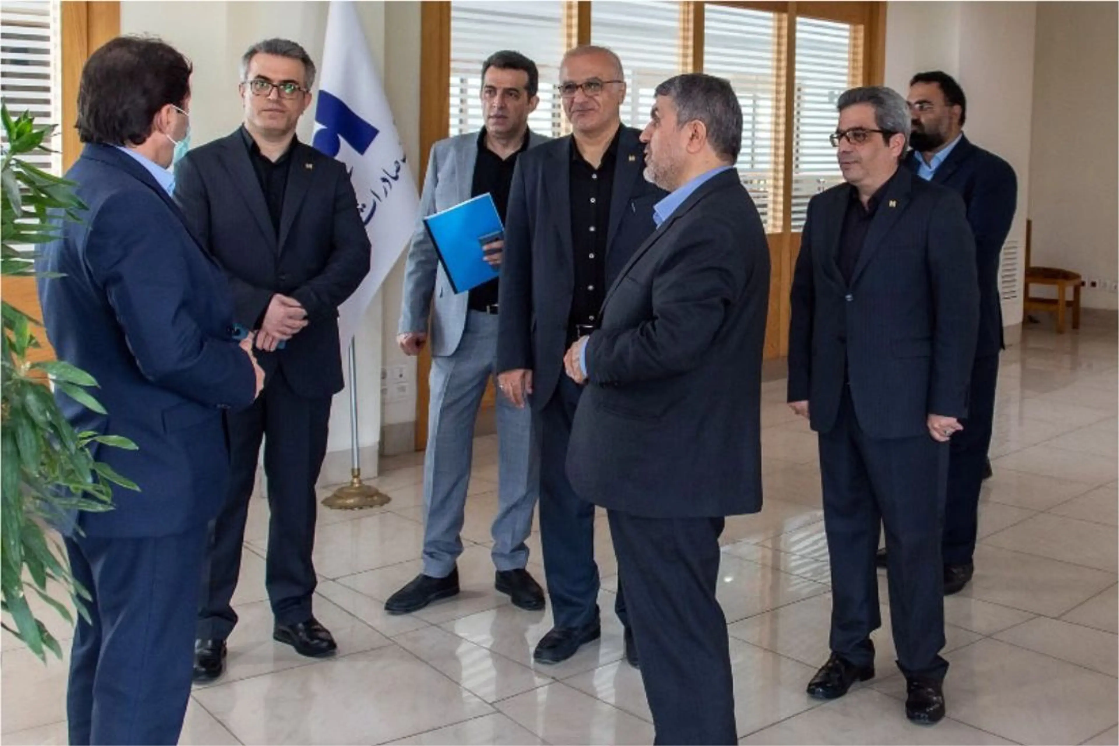 ​مدیرعامل بانک صادرات ایران گفت: بانک صادرات ایران یکی از بانک‌های پیشرو در اعطای تسهیلات، اعتبارات و تأمین ارز واحد‌های تولیدی است، به همین دلیل همزمان با تسریع ارائه خدمات بانکی، مانع‌زدایی از تولید با جدیت در دستور کار است.

