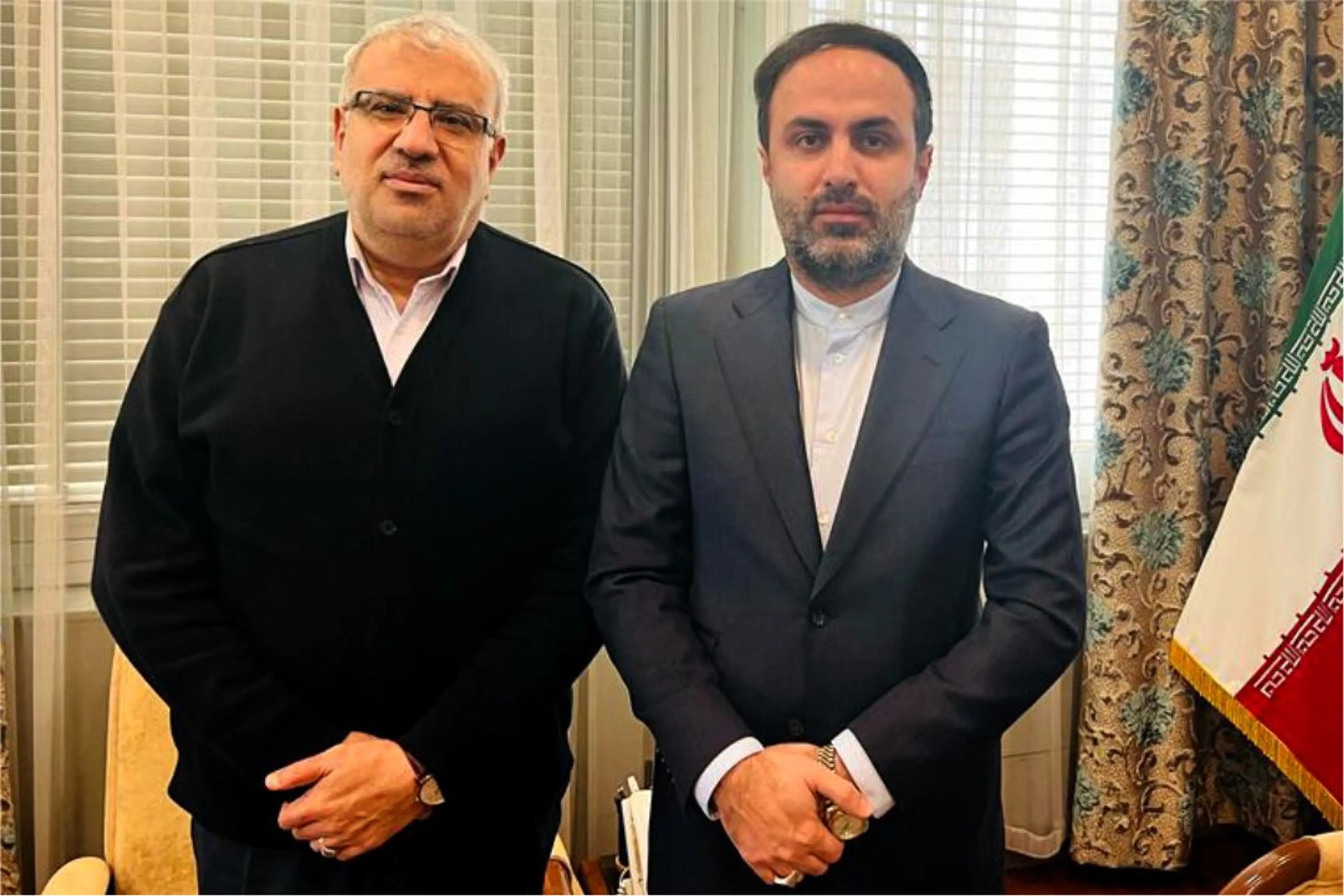 جواد اوجی وزیر نفت در جلسه مشترک با محمدطاهر شفیعی مدیرعامل هلدینگ انرژی سپهر بر حمایت همه جانبه دولت از پتروشیمی ها تاکید کرد.
