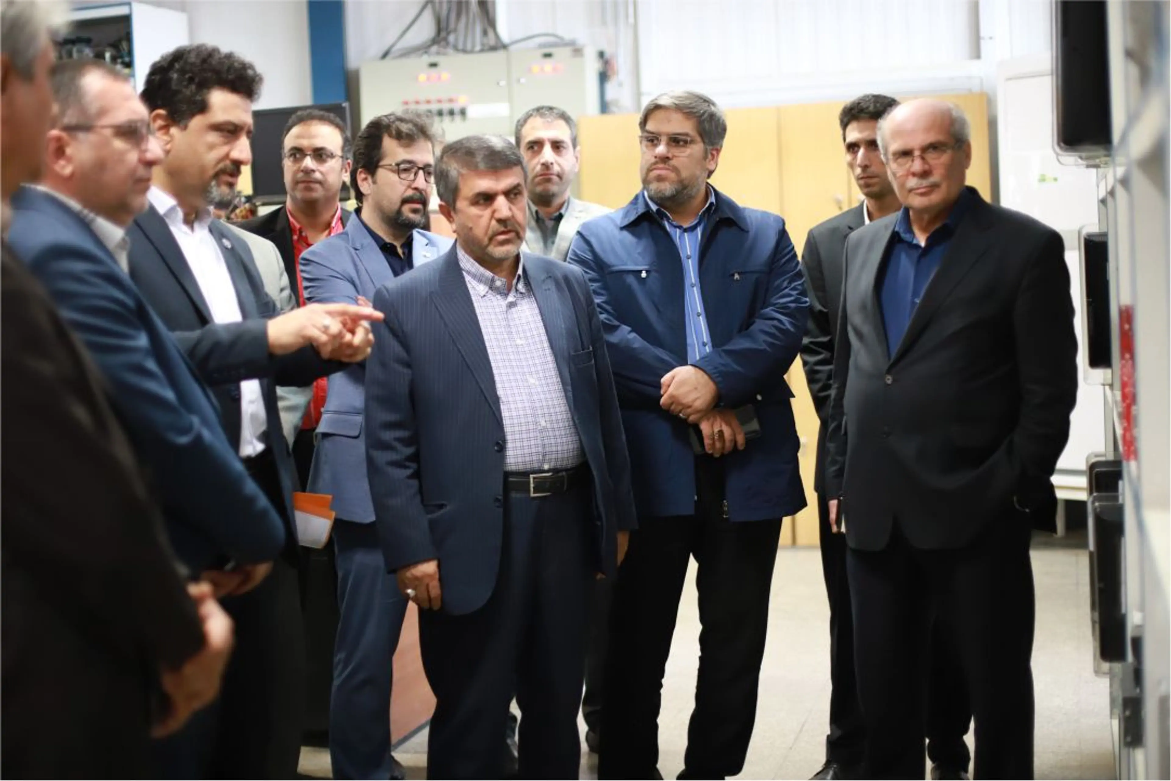 دکتر سیدضیاء ایمانی مدیرعامل بانک صادرات ایران به همراه آقا بابایی معاون سرمایه گذاری بانک صادرات ، مهدی معاون مهندسی و پشتیبانی بانک صادارت و حکیم جوادی مدیرعامل هلدینگ صاد از کارخانه شرکت پدیدآوران سخت افزار خوارزمی واقع در شهرک صنعتی مامونیه که زیرمجموعه شرکت توسعه فناوری اطلاعات خوارزمی است بازدید کردند .
