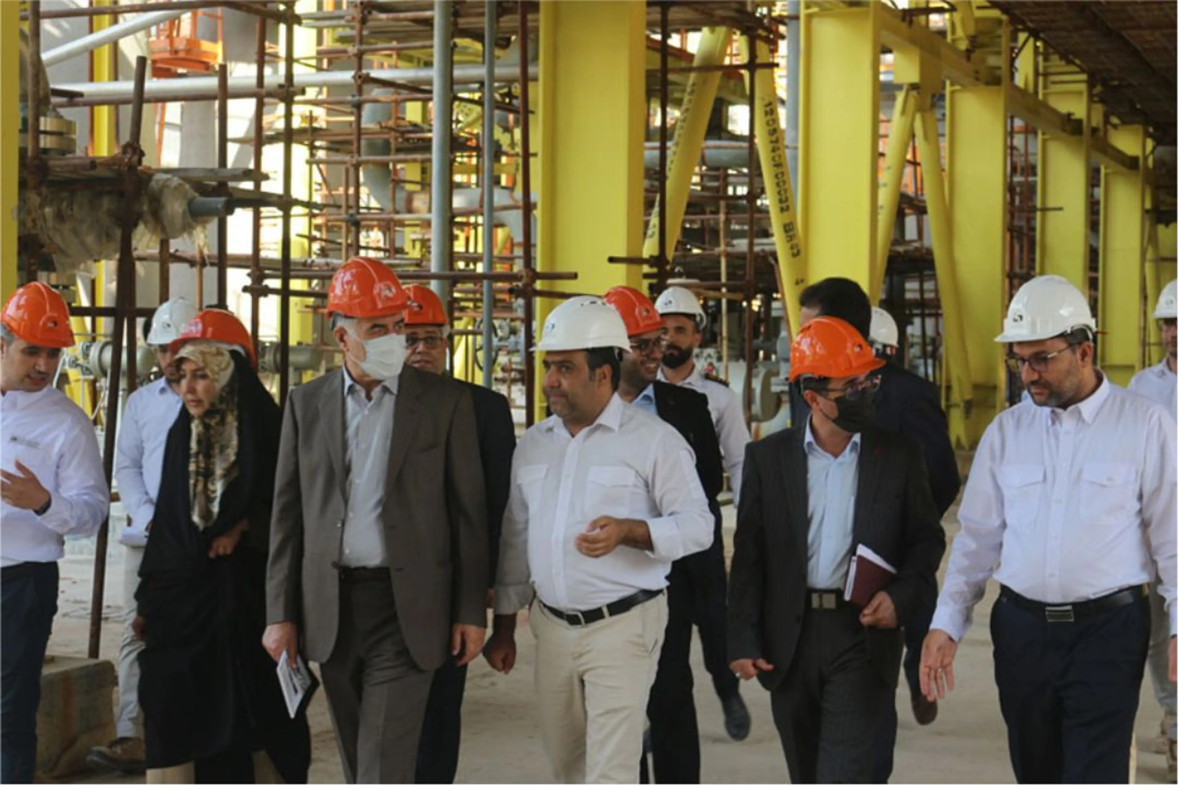 علی یاری مدیرعامل هلدینگ انرژی سپهر به همراه مقیمی قائم مقام پتروفرهنگ و جهانگیری قائم مقام انرژی سپهر از پروژه پتروشیمی دنا در عسلویه بازدید کردند.
