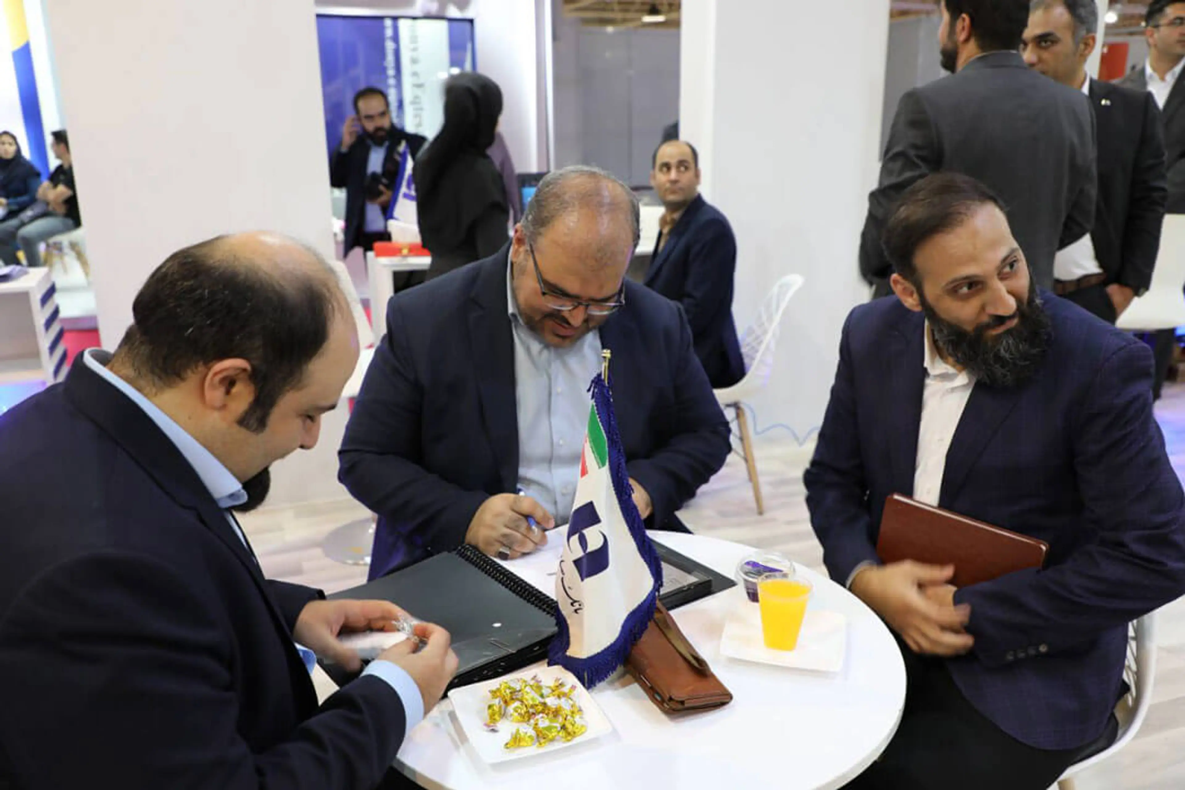 مدیر عامل گروه مالی سپهر صادرات، در اولین روز نمایشگاه بین المللی بورس،بانک و بیمه از بخش های مختلف این نمایشگاه بازدید نمود.