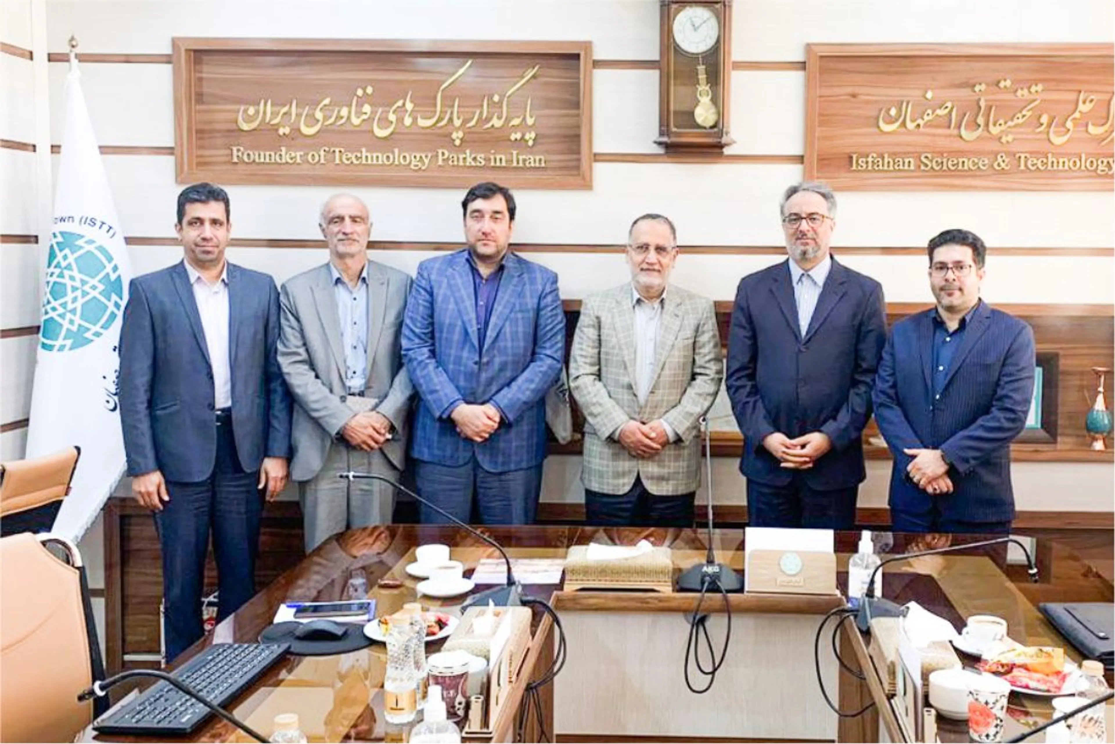 دکتر مقدم راد مدیر عامل شرکت اوج سپهر اصفهان به همراه مدیران این شرکت از شهرک علمی و تحقیقاتی اصفهان بازدید کردند.
