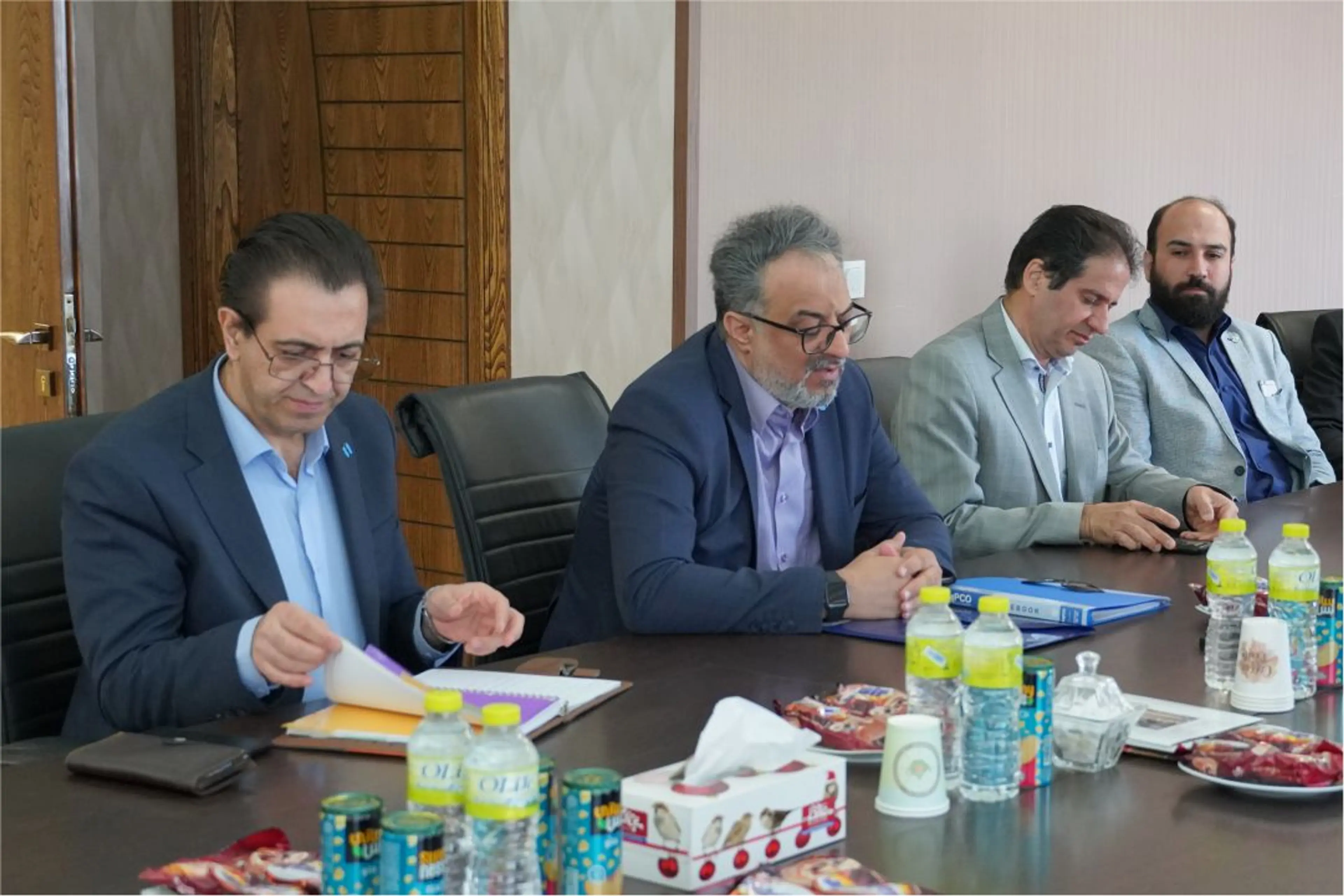 دکتر مقدم راد مدیر عامل شرکت سرمایه گذاری عمران و توسعه سپهر اصفهان طی جلسه ای با مهندس رحیمی مدیرعامل سازمان عمران شهر جدید بهارستان اصفهان دیدار و بر سر مسائلی که مهم ترین آن انبوه سازی در شهر جدید بهارستان می باشد گفت و گو کردند.
