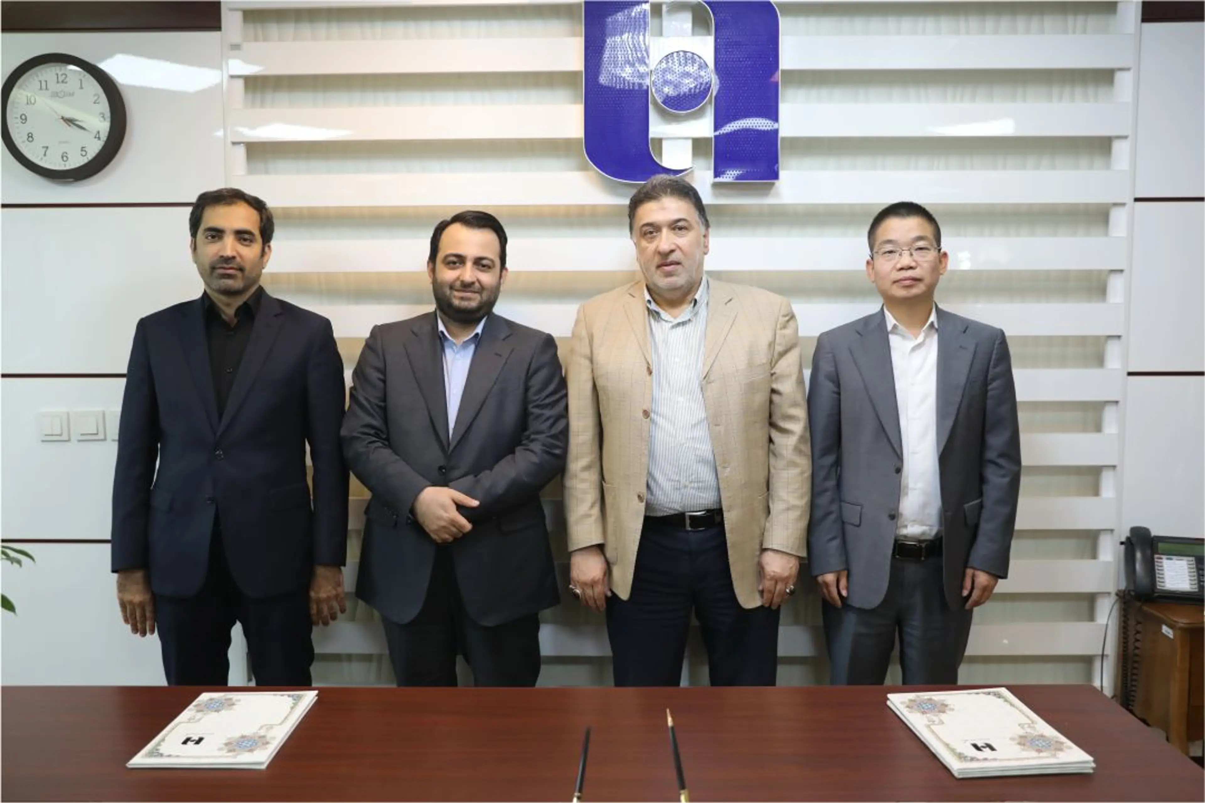 سرپرست بانک صادرات ایران با هدف حمایت از تولیدکنندگان داخلی، افزایش قدرت خرید عمومی و ارائه خدمات نوین بانکی، در نشستی با مدیران ارشد شرکت مدیران خودرو تفاهم‌نامه ارتقای همکاری امضا کرد.
