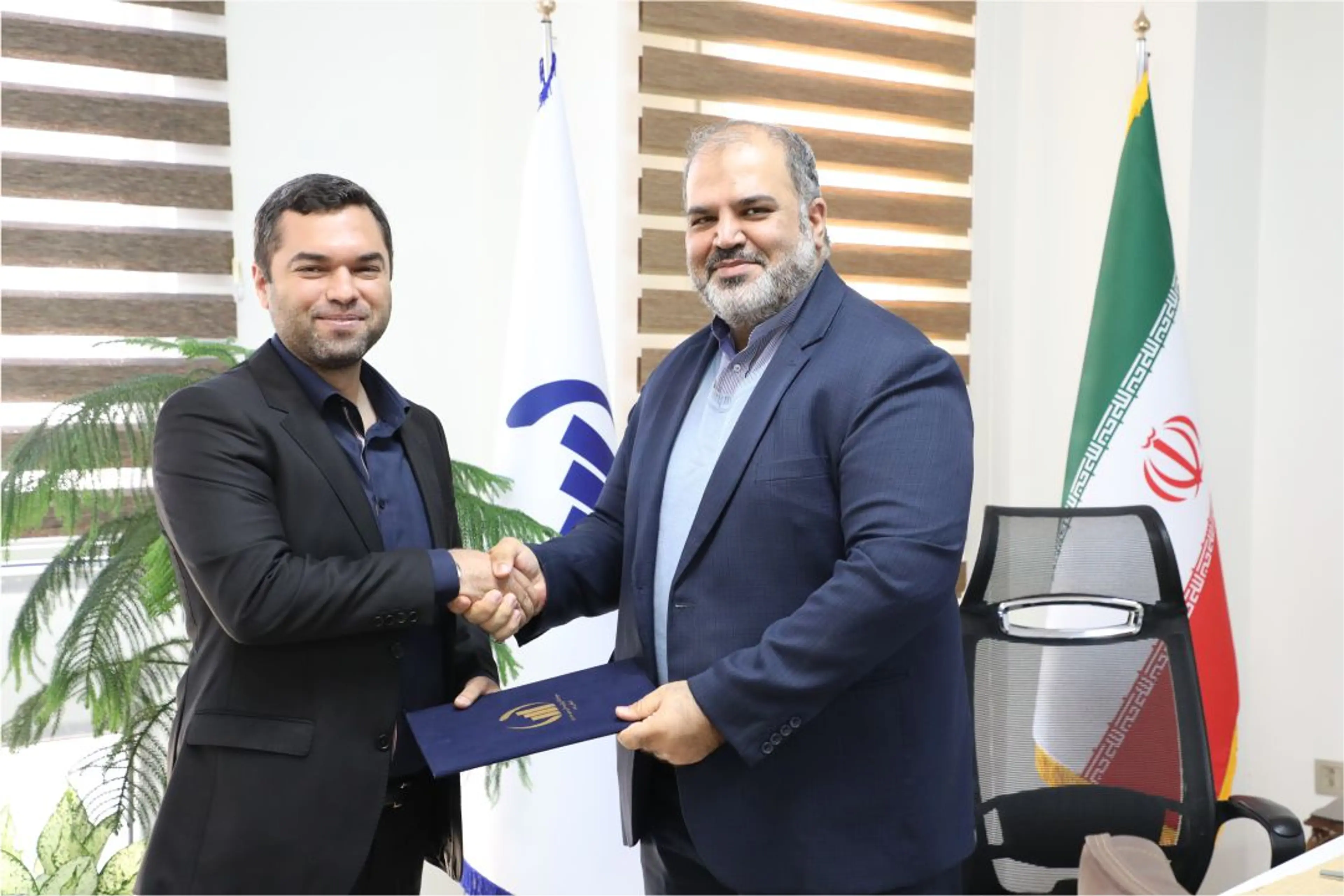 میثم مهدوی برازنده به سمت مدیر حقوقی و امور قرارداها گروه مالی سپهر صادرات منصوب شد.
